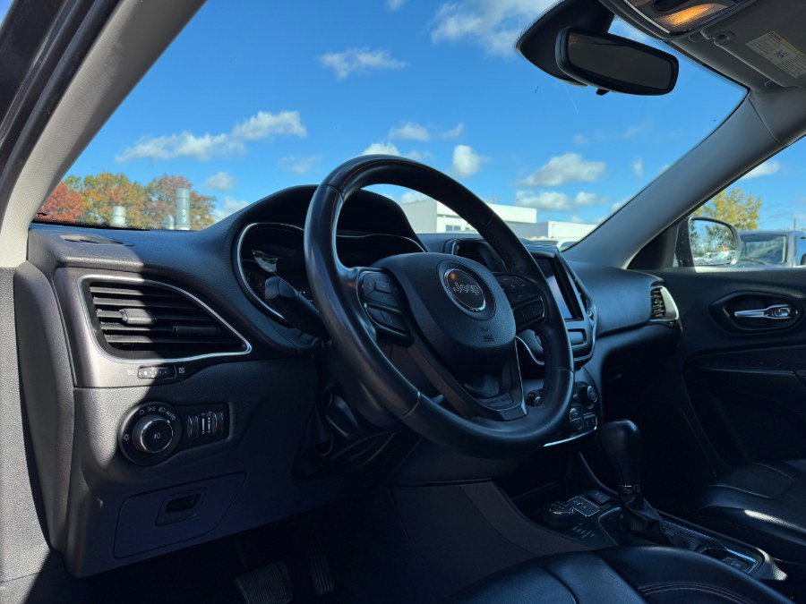 Used 2020 Jeep Cherokee Trailhawk image 14