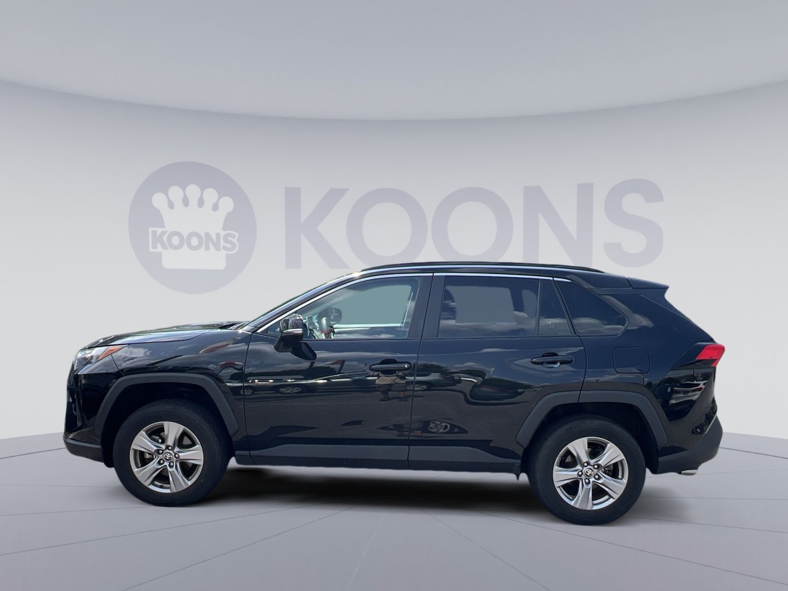 Used 2025 Toyota RAV4 XLE AWD/4WD image 2