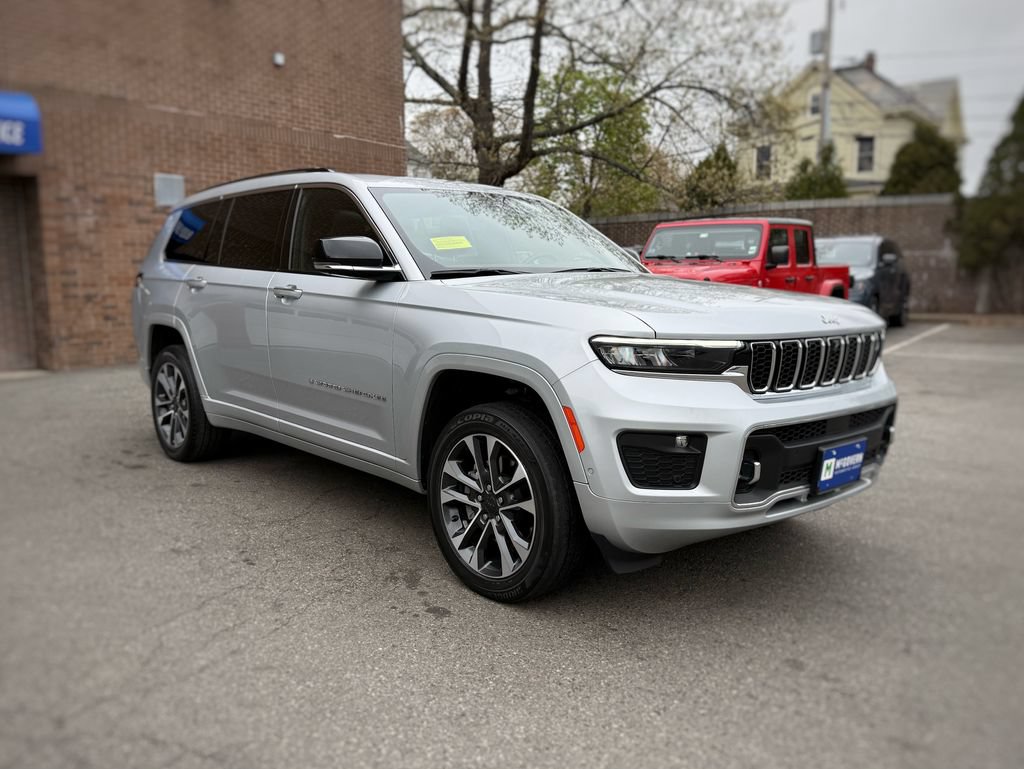 Used 2023 Jeep Grand Cherokee L Overland w/ Advanced Protech Group III AWD/4WD image 3
