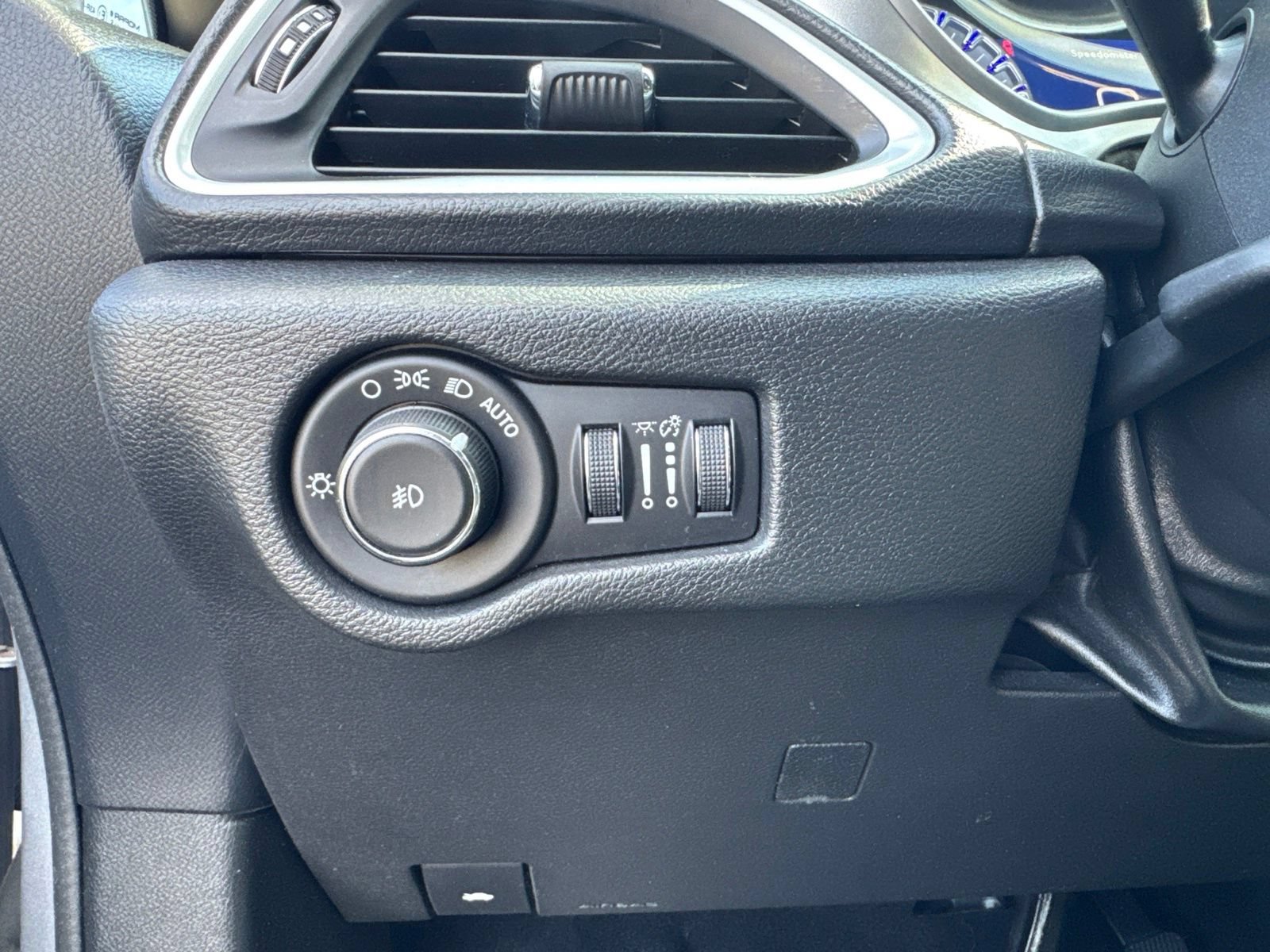 Used 2018 Chrysler Pacifica Touring-L Plus FWD image 29
