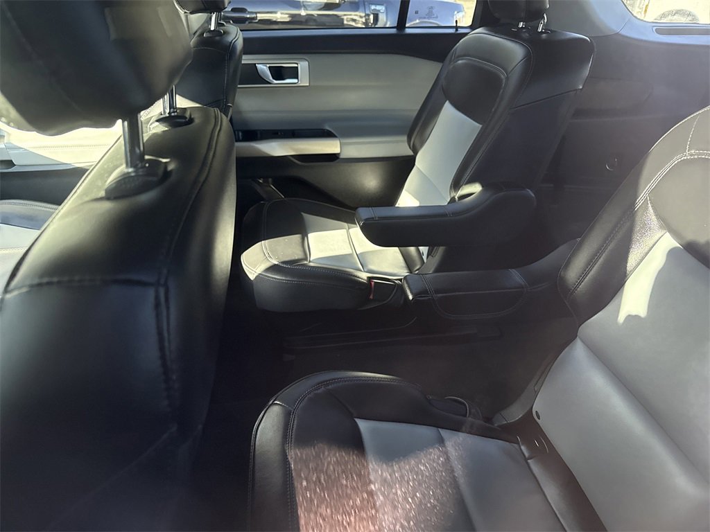Used 2022 Ford Explorer XLT w/ Equipment Group 202A image 7