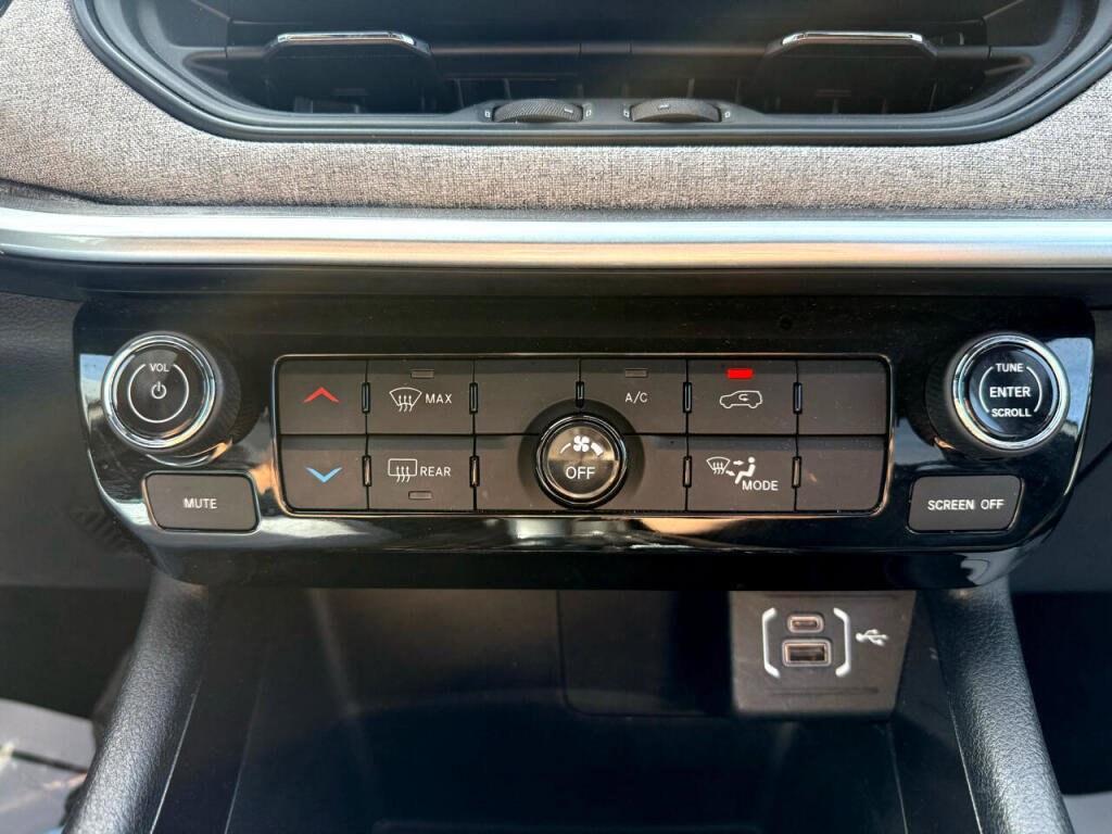Used 2024 Jeep Compass Latitude image 27