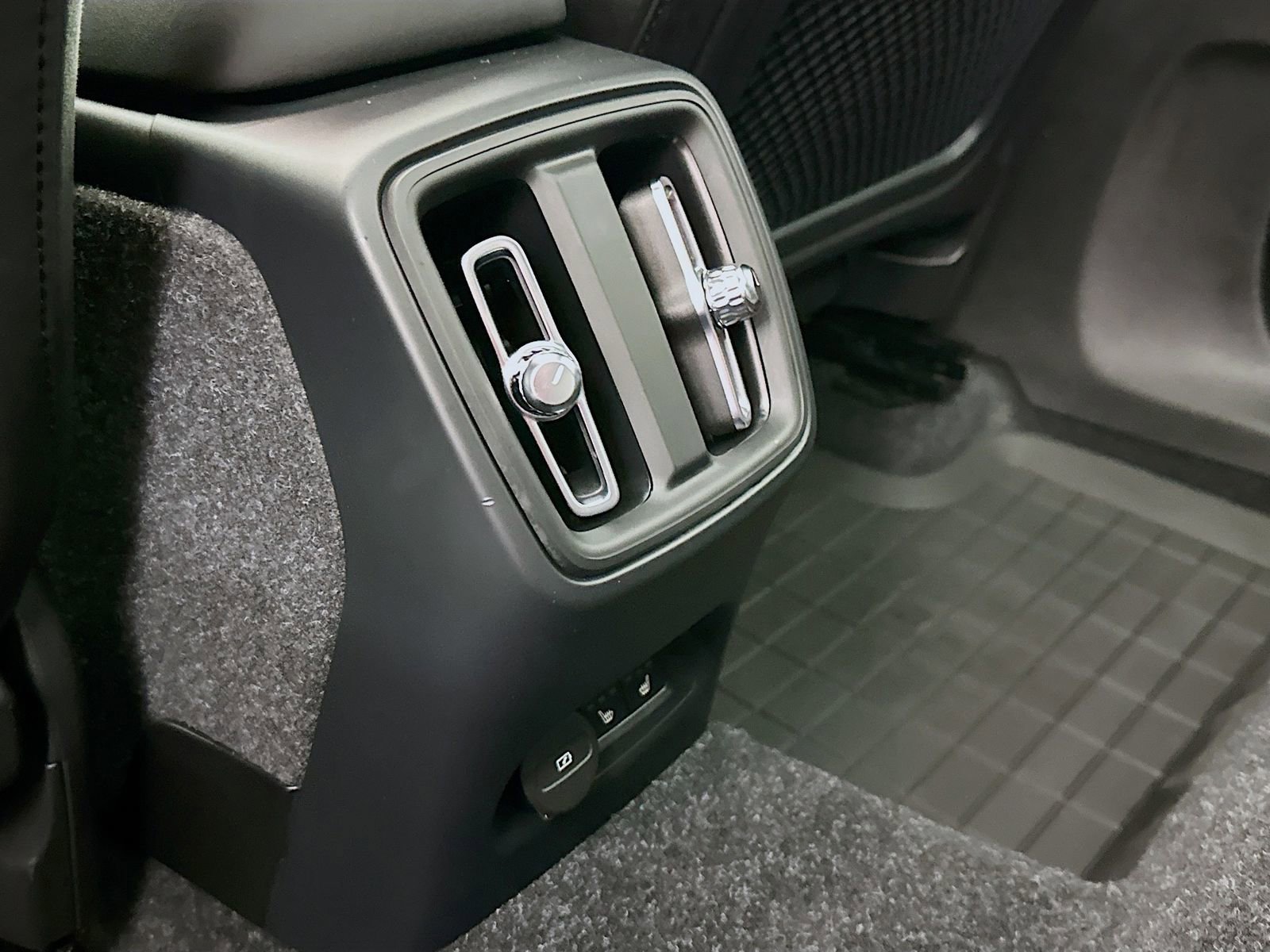 Used 2023 Volvo XC40 Recharge Ultimate w/ Protection Package Premier image 26