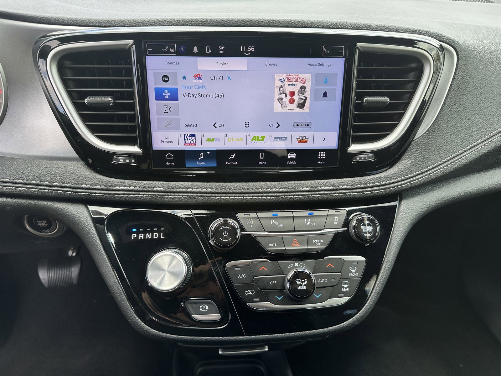 Used 2024 Chrysler Pacifica Touring FWD image 17