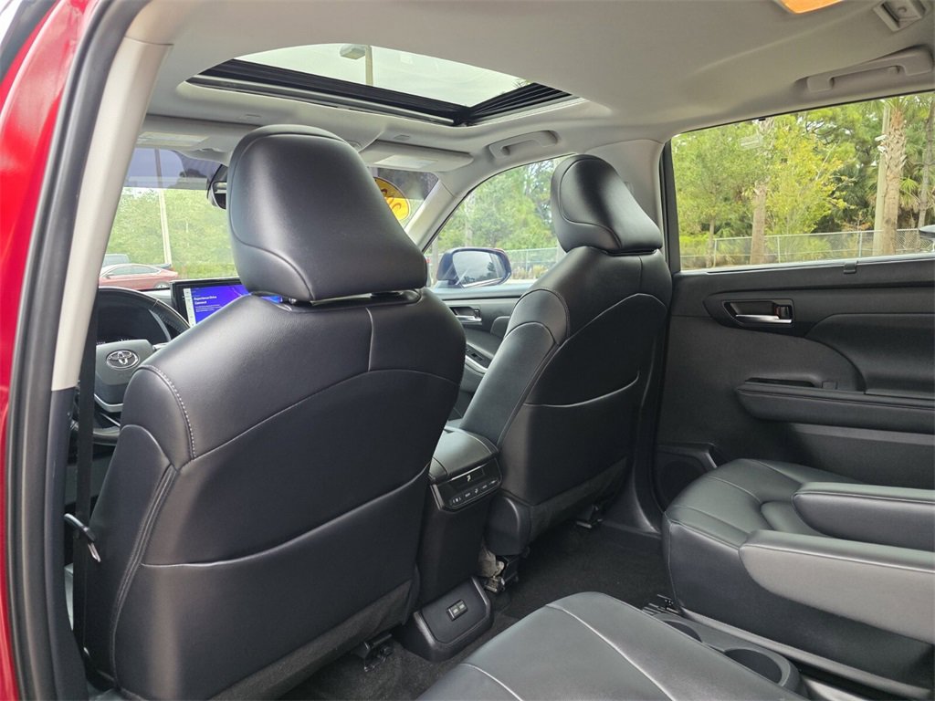 Certified 2024 Toyota Highlander XLE image 25