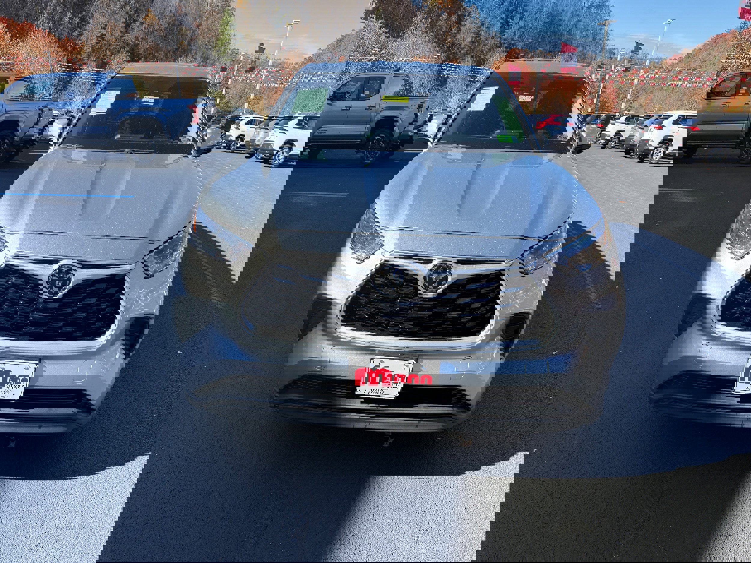 Used 2023 Toyota Highlander L image 3