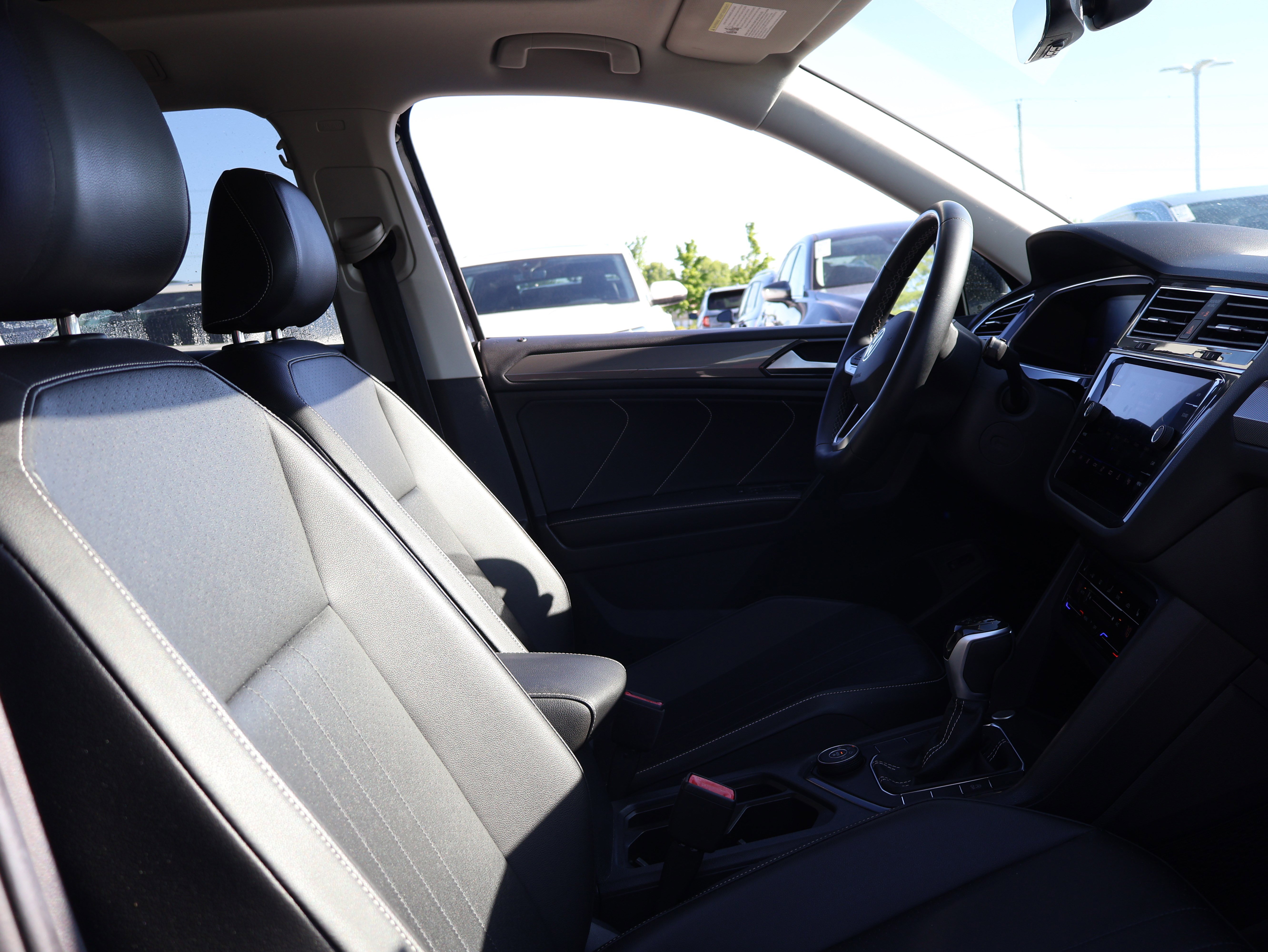 Used 2022 Volkswagen Tiguan SE w/ Panoramic Sunroof Package AWD/4WD image 8