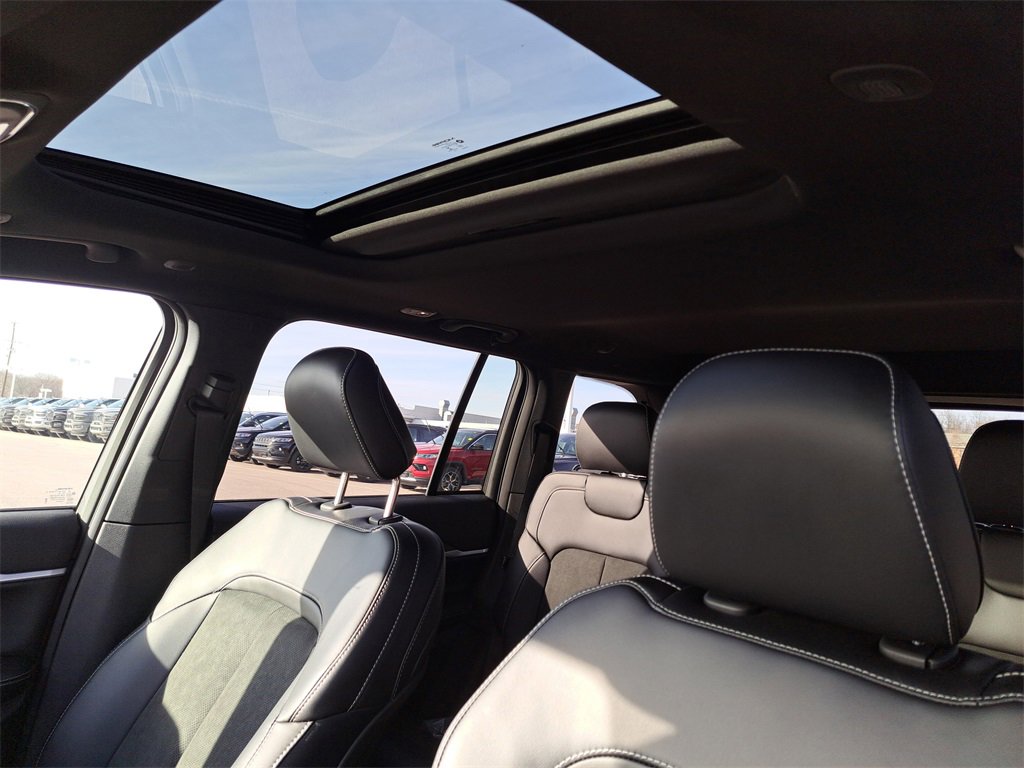 New 2026 Jeep Grand Cherokee Laredo image 11