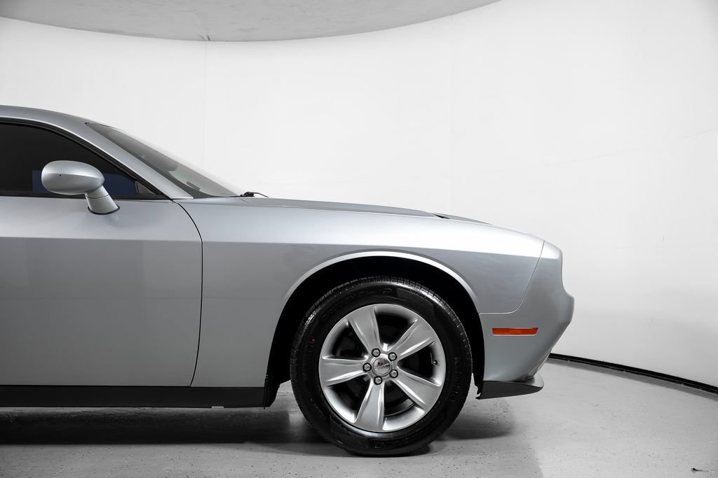 Used 2016 Dodge Challenger SXT RWD image 4