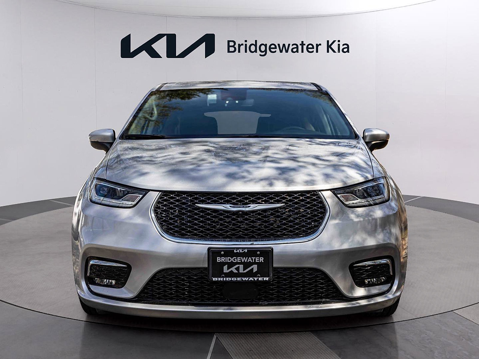 Used 2023 Chrysler Pacifica Touring-L FWD image 3