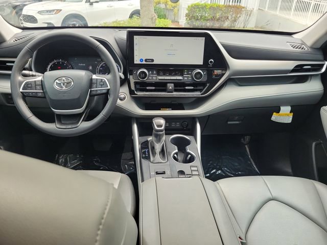 Used 2024 Toyota Highlander XLE image 9