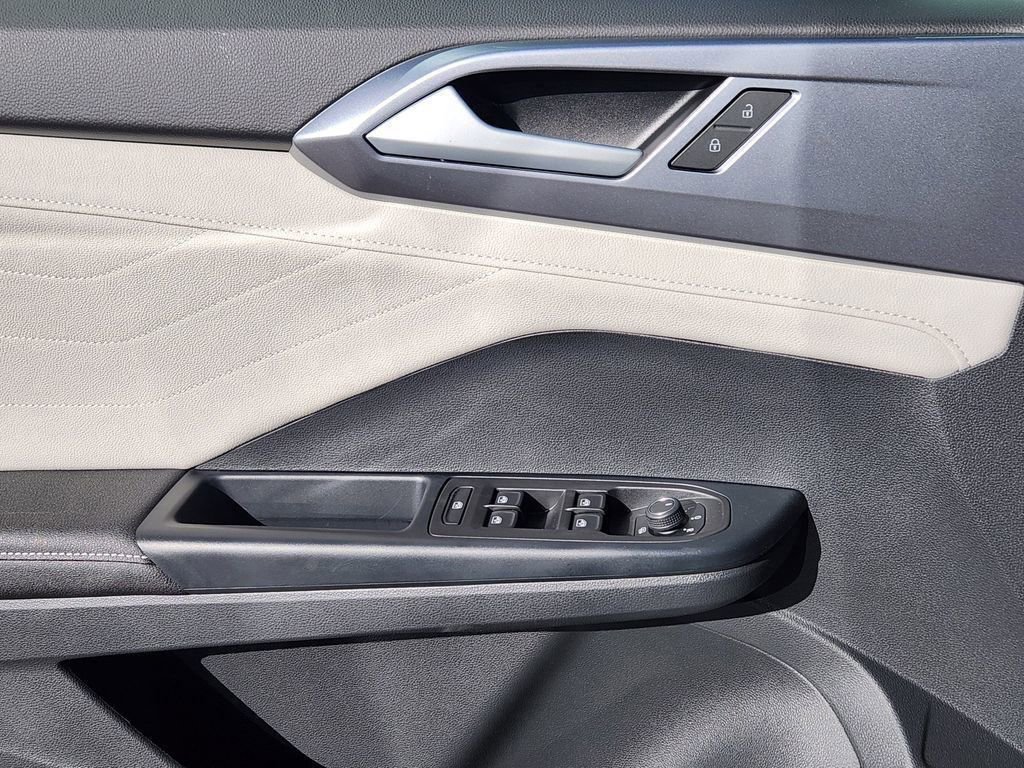 New 2026 Volkswagen Taos SEL image 3