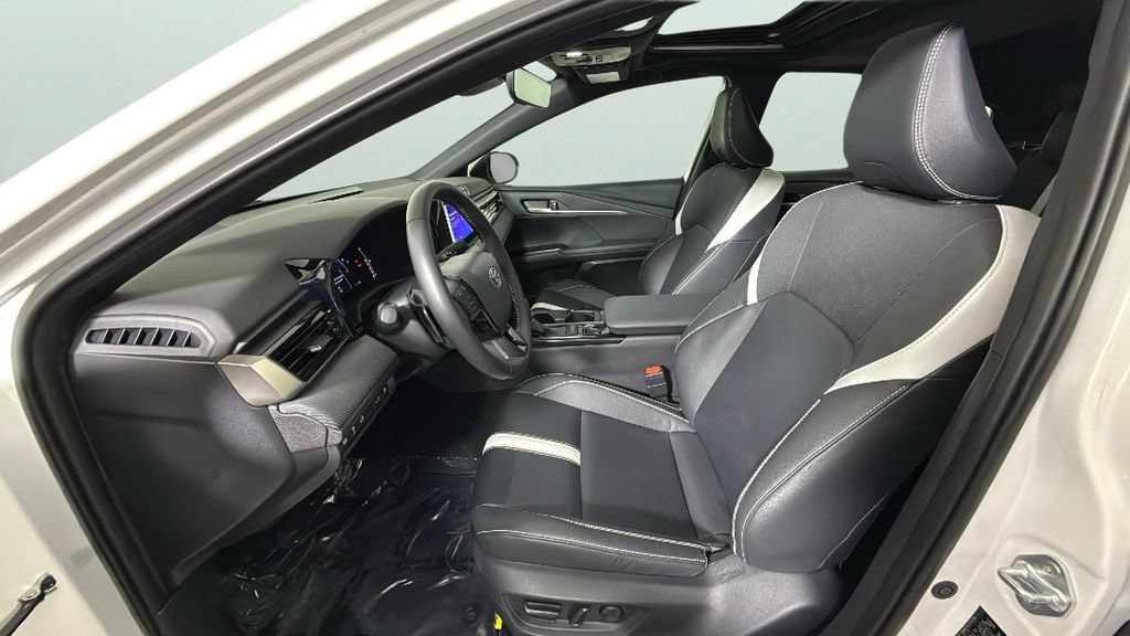 Used 2025 Toyota Camry SE w/ Convenience Package FWD image 17
