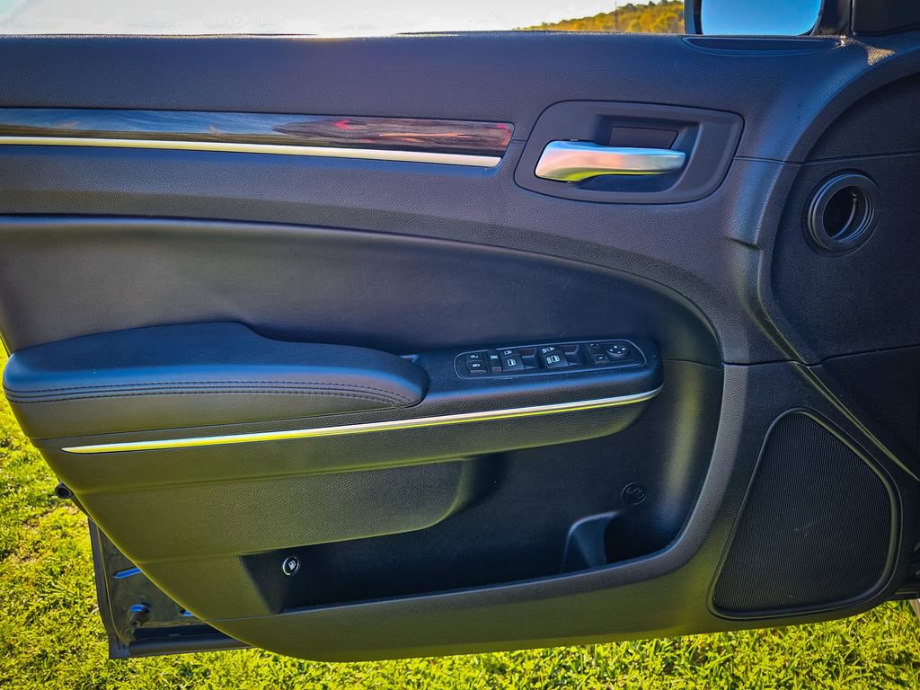 Used 2016 Chrysler 300 Limited image 10