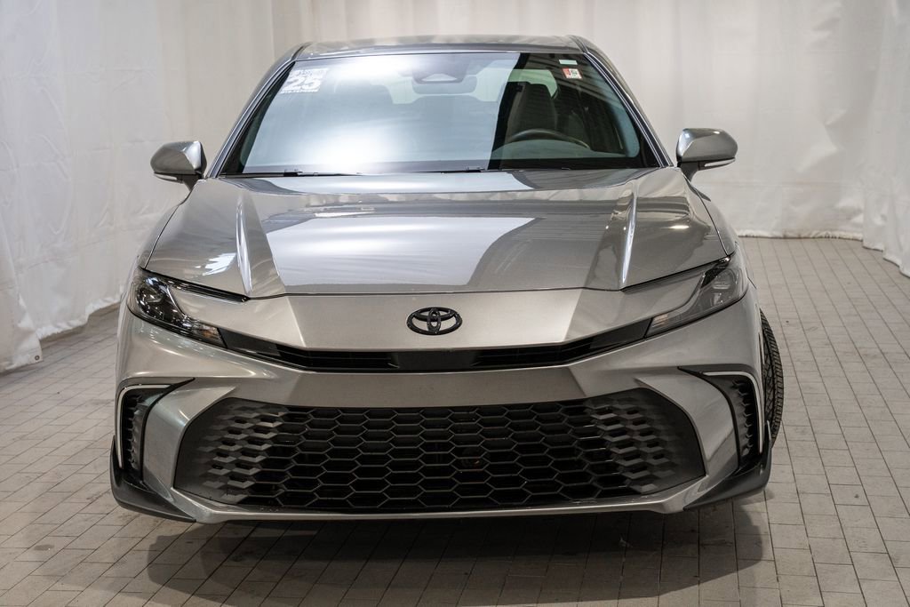 Used 2025 Toyota Camry SE image 2