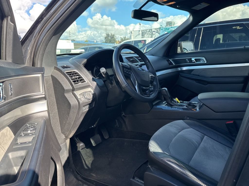Used 2017 Ford Explorer XLT w/ Equipment Group 202A image 7