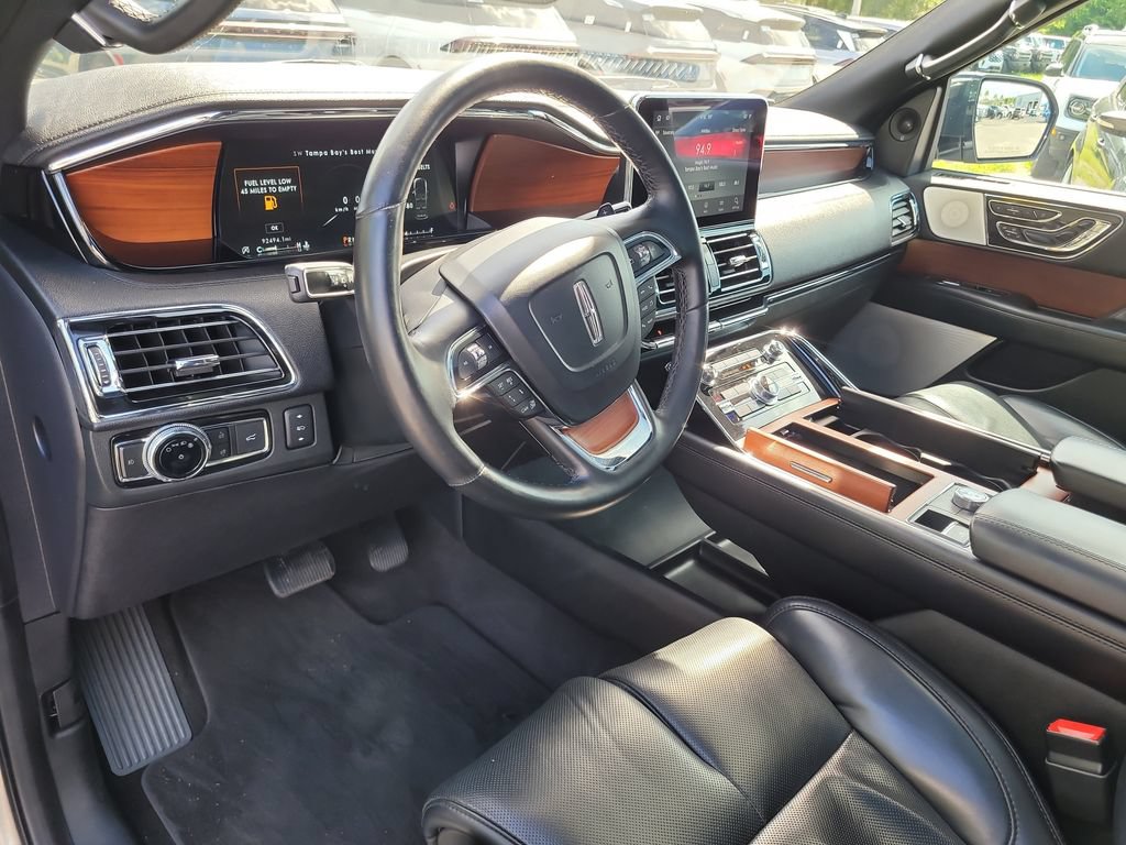 Used 2020 Lincoln Navigator L Reserve w/ Luxury Package RWD image 18