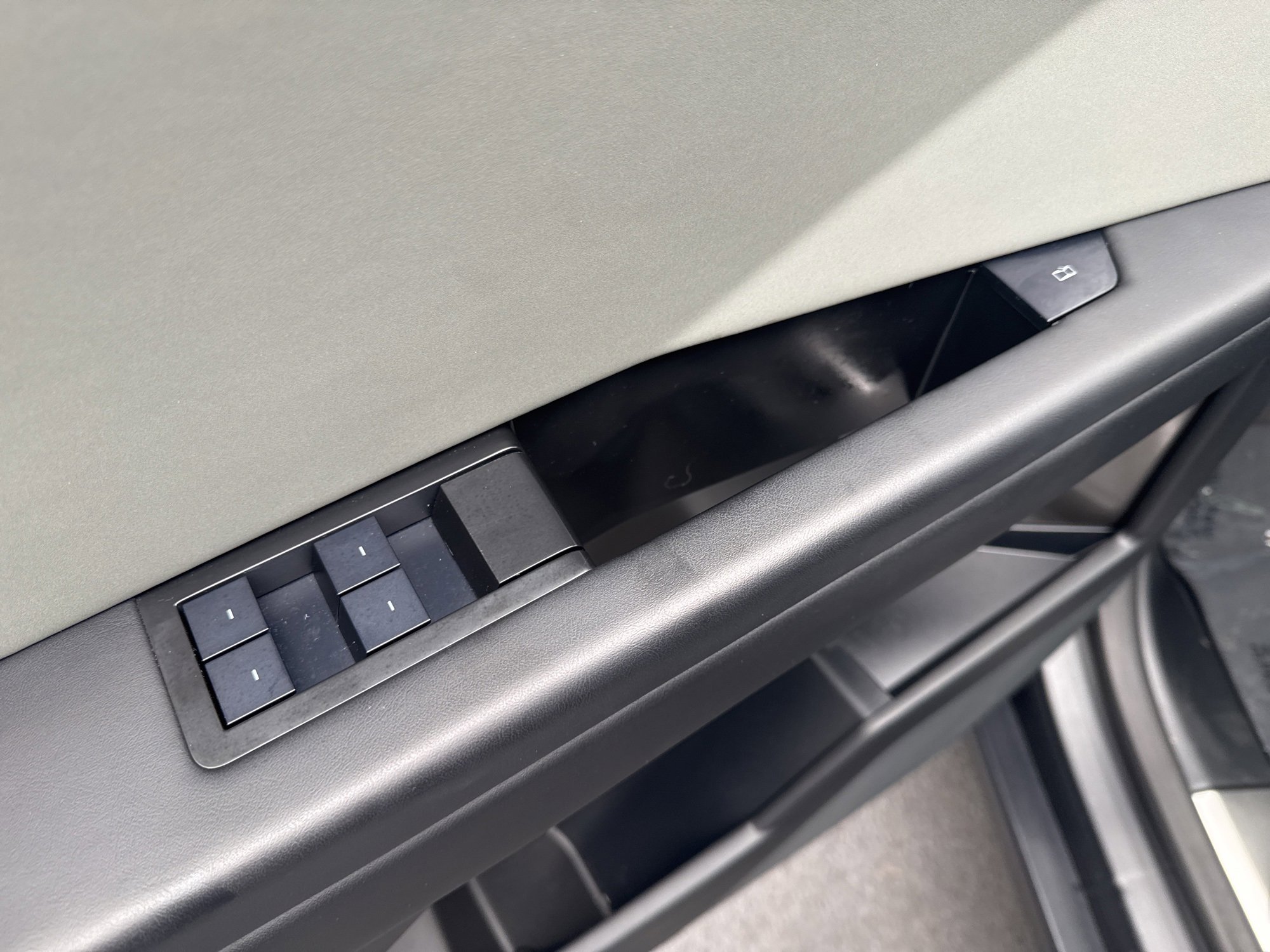 Used 2025 Tesla Cybertruck AWD Crew Cab image 12