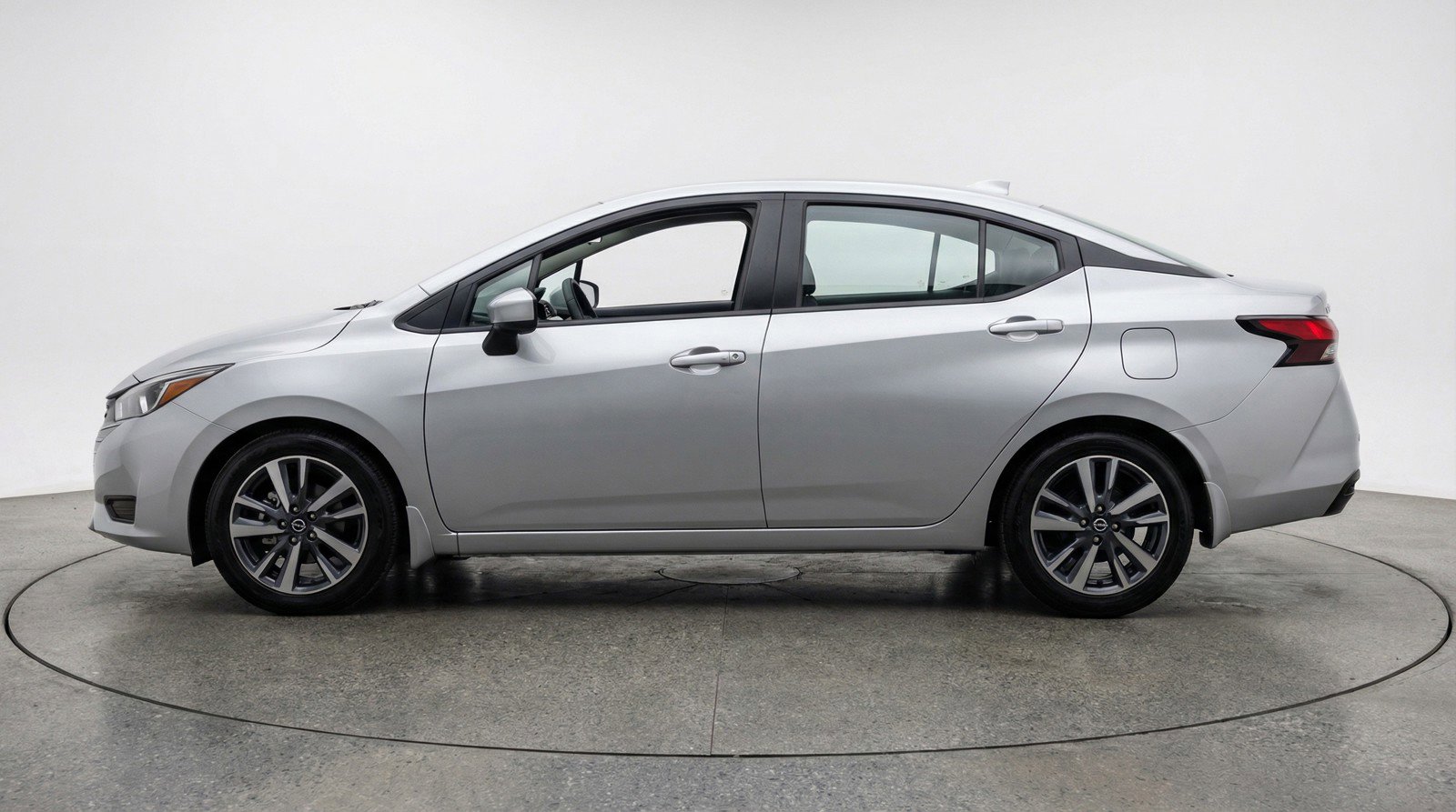 Used 2025 Nissan Versa SV image 5