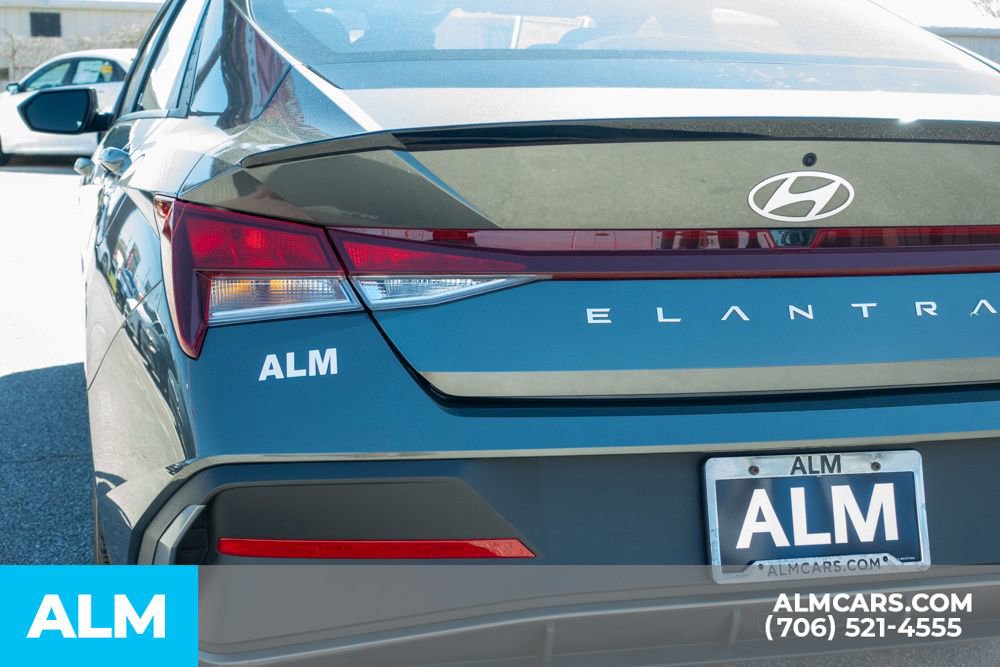 Used 2025 Hyundai Elantra Sport FWD image 12