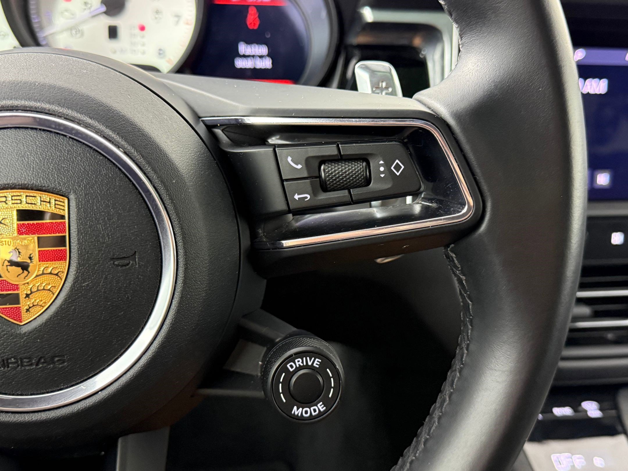 Certified 2023 Porsche Macan S image 23