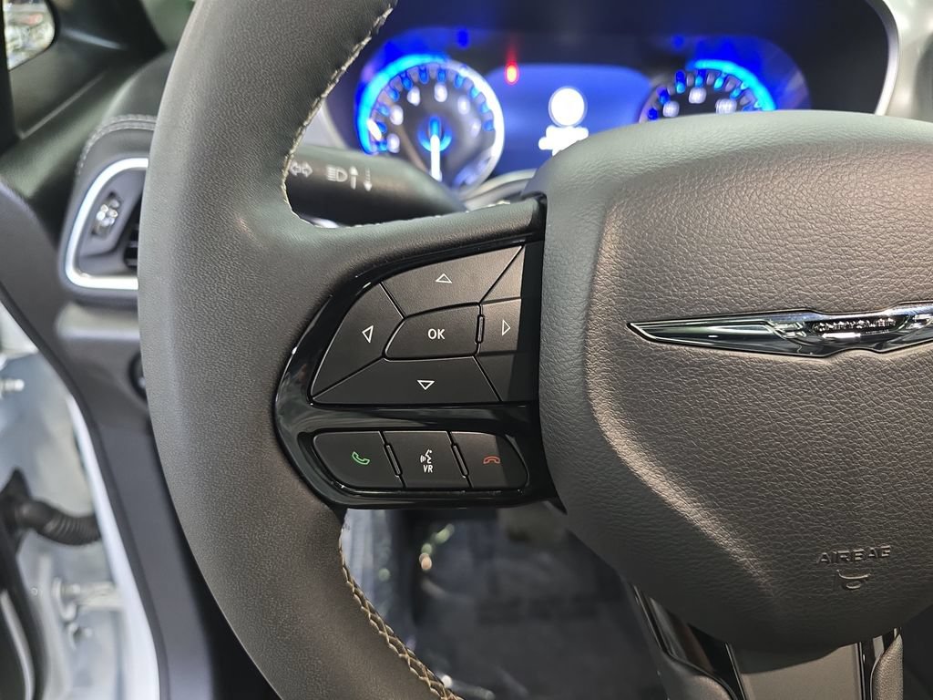 Certified 2025 Chrysler Pacifica Limited FWD image 19