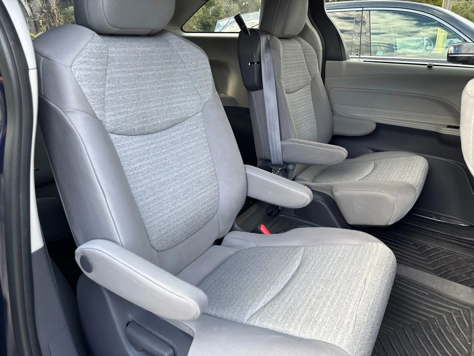 Used 2021 Toyota Sienna LE FWD image 12