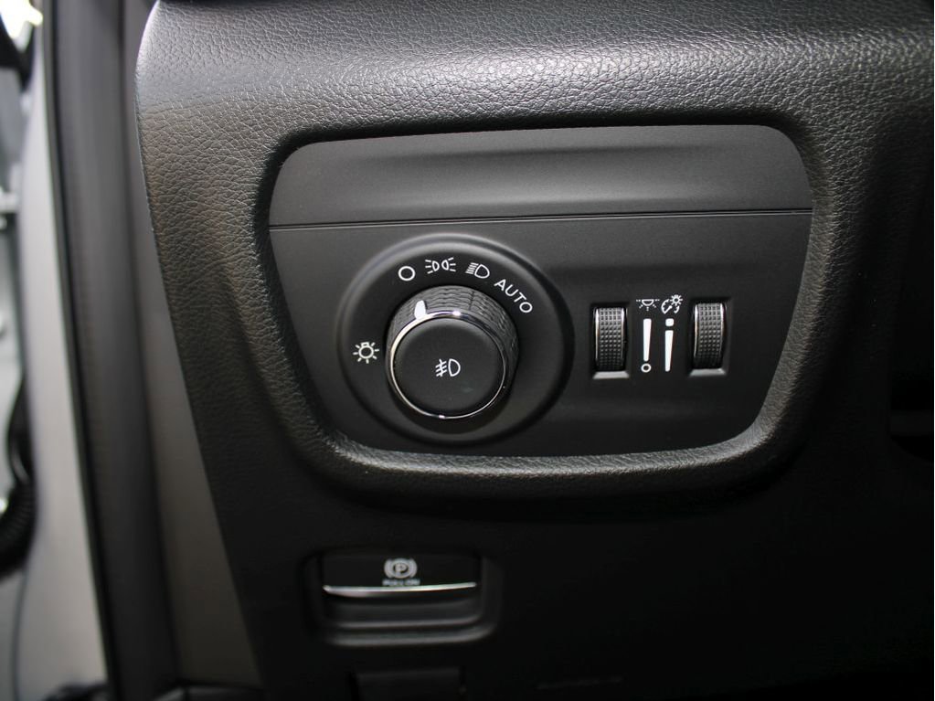 New 2025 Jeep Grand Cherokee Summit image 12