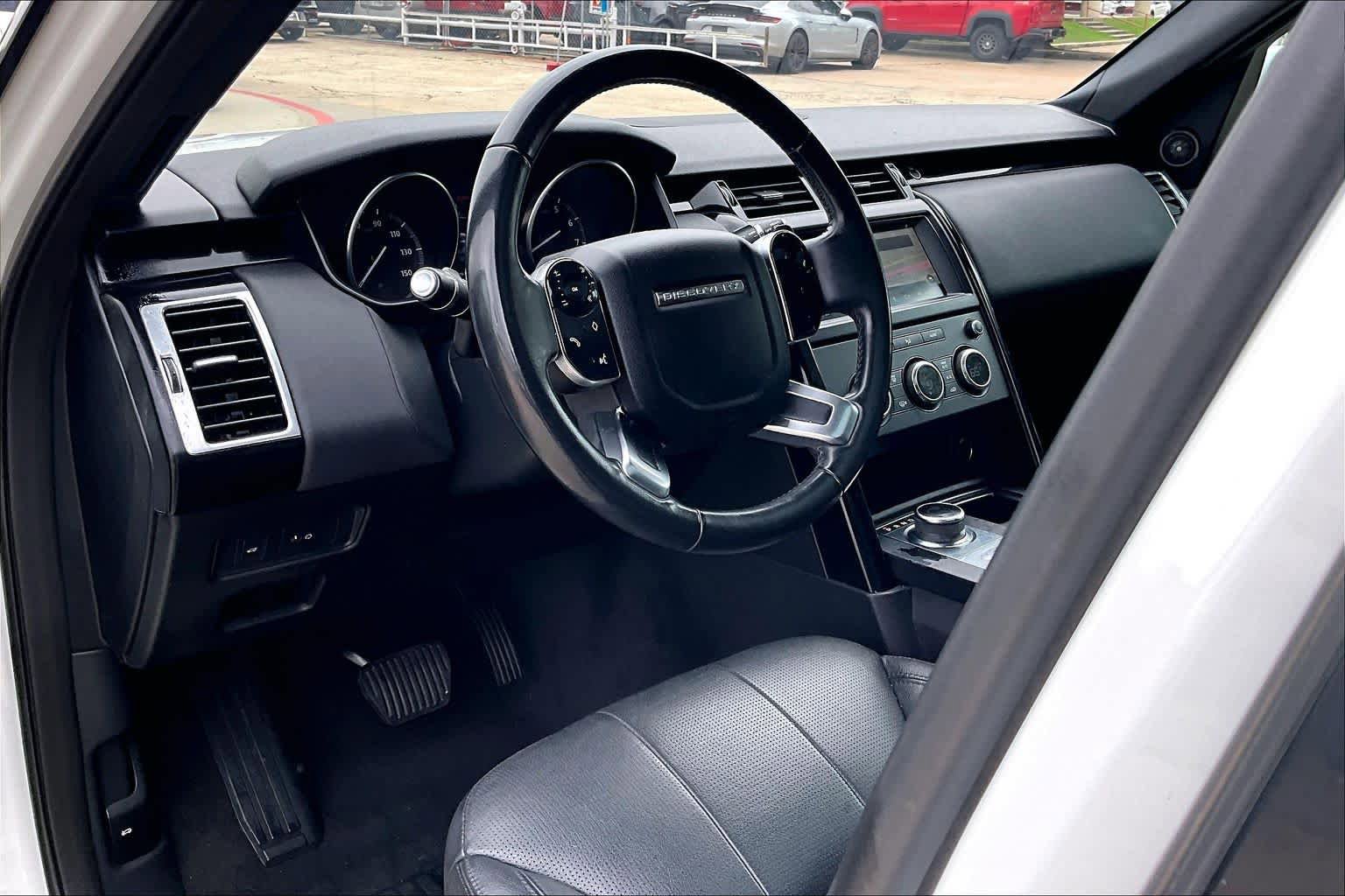 Used 2019 Land Rover Discovery SE AWD/4WD image 16