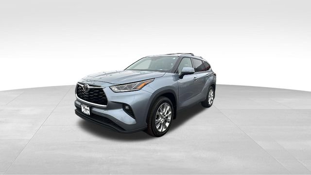 Used 2023 Toyota Highlander Limited image 3