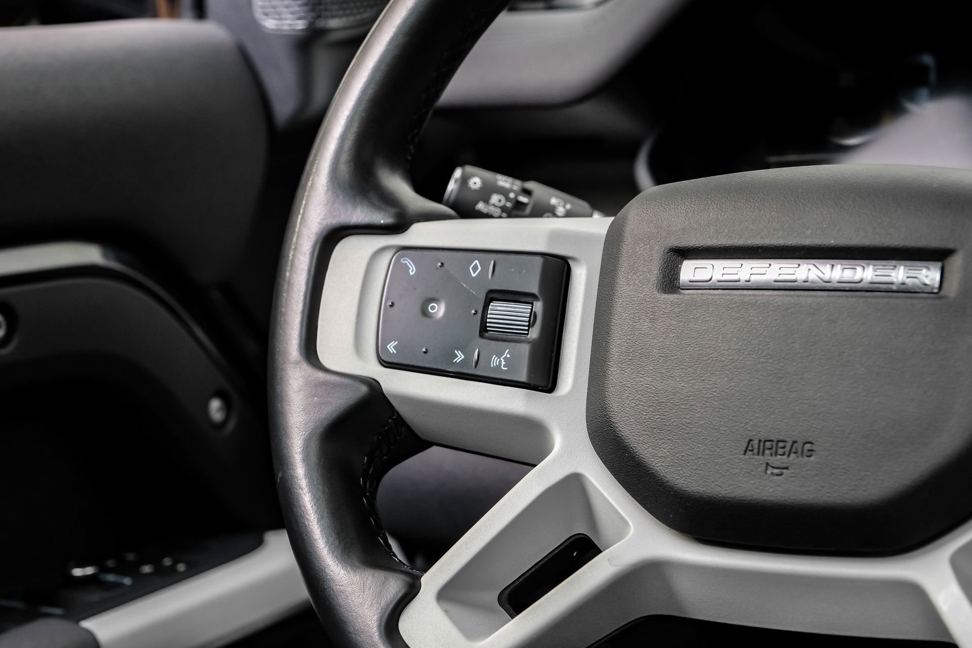 Used 2023 Land Rover Defender 110 SE image 21