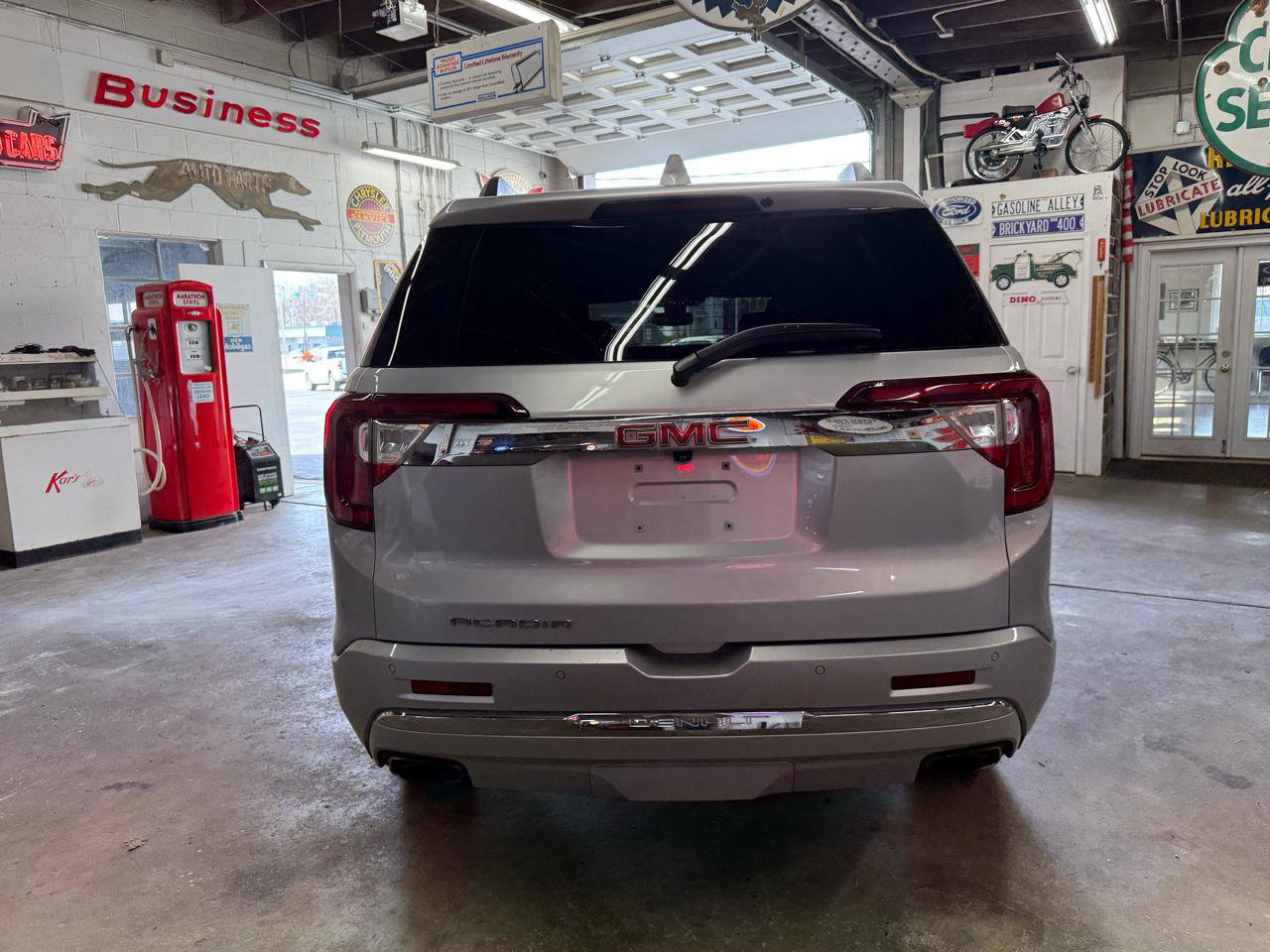 Used 2020 GMC Acadia Denali image 4