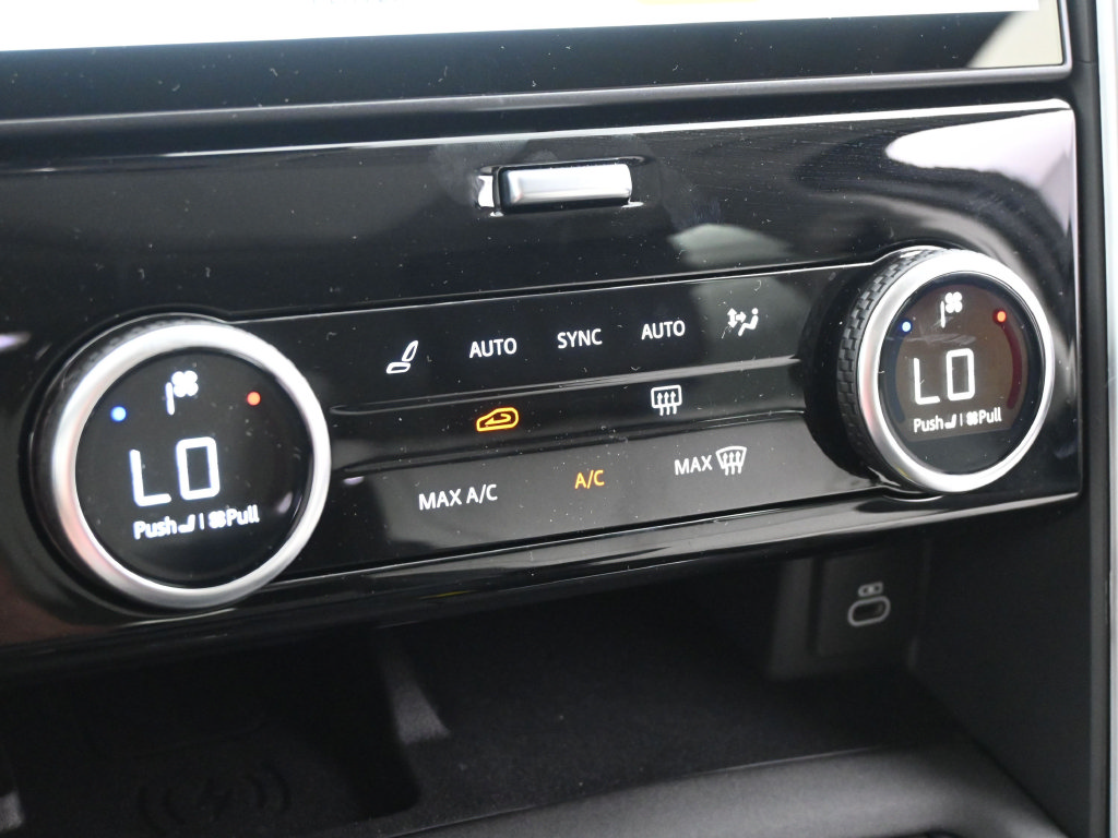 Used 2025 Land Rover Discovery Dynamic SE AWD/4WD image 12