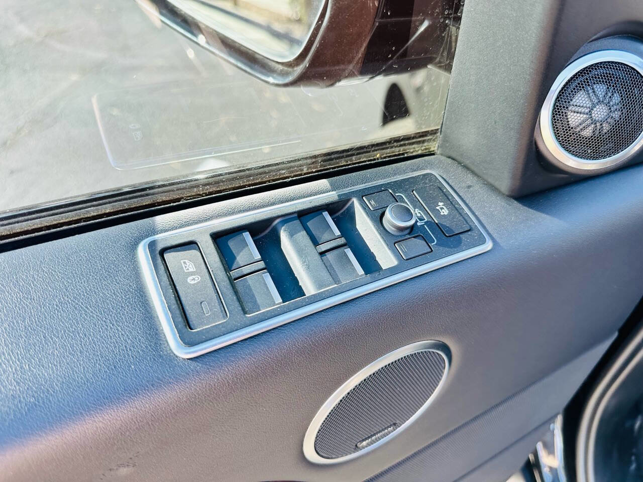 Used 2016 Land Rover Range Rover HSE image 11