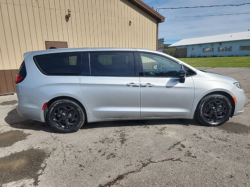 Used 2023 Chrysler Pacifica Limited w/ S Appearance Package image 9