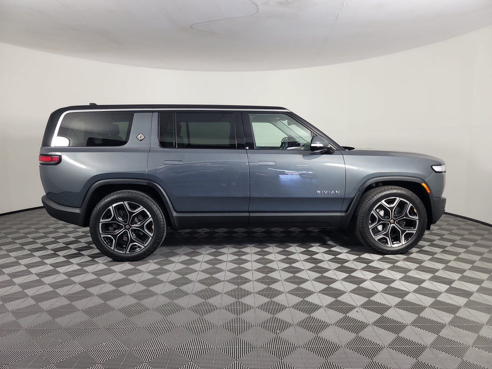 Used 2024 Rivian R1S Adventure AWD/4WD image 6