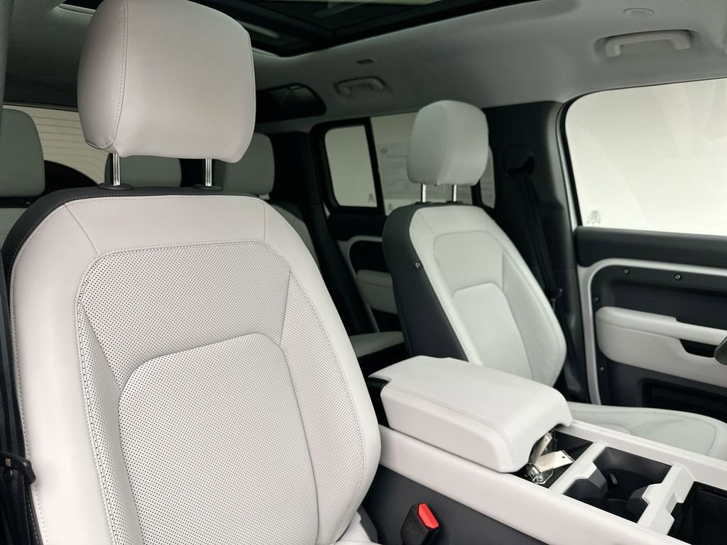Certified 2025 Land Rover Defender 110 X-Dynamic SE image 18