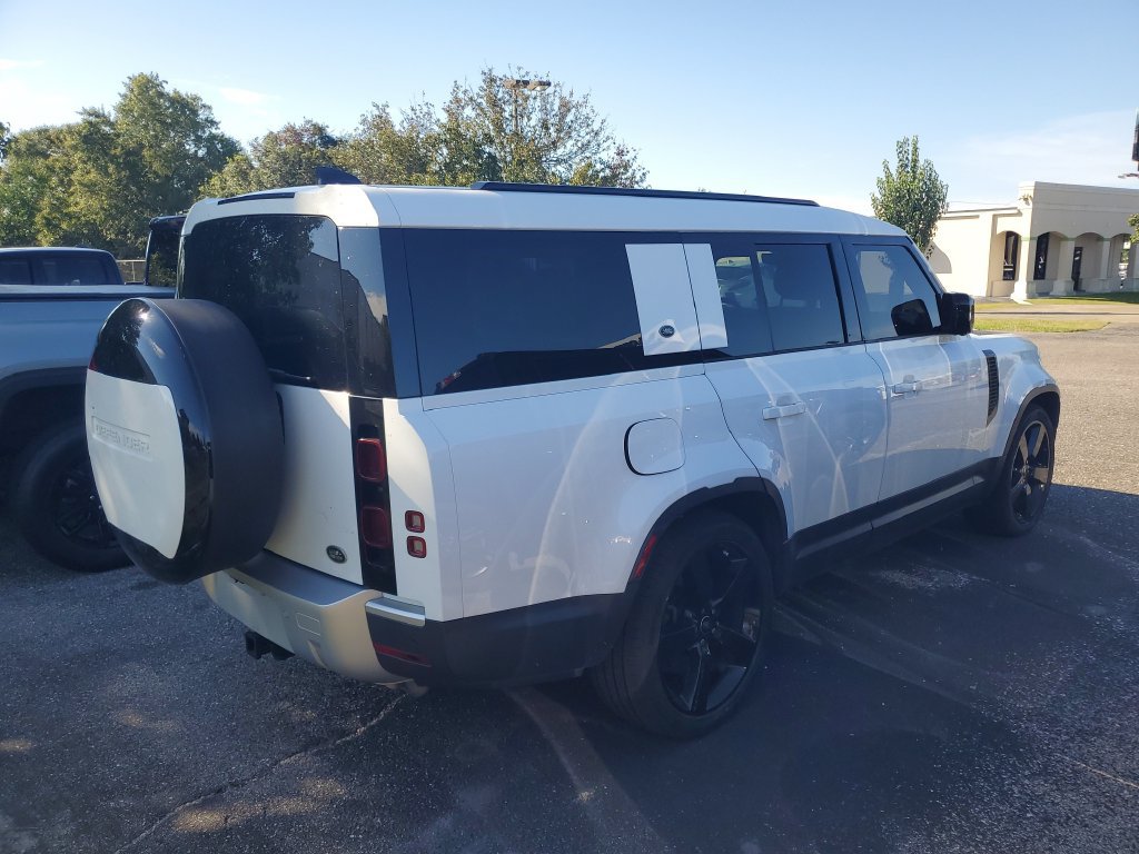 Used 2023 Land Rover Defender 130 SE AWD/4WD image 4