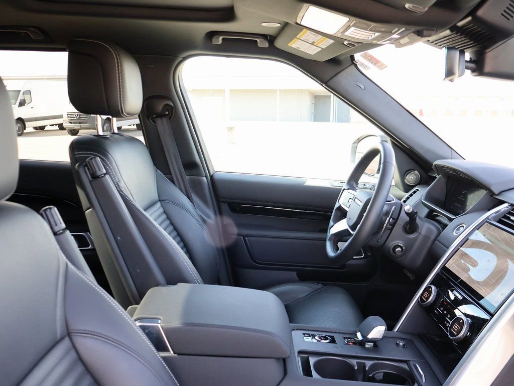 Used 2025 Land Rover Discovery S image 8