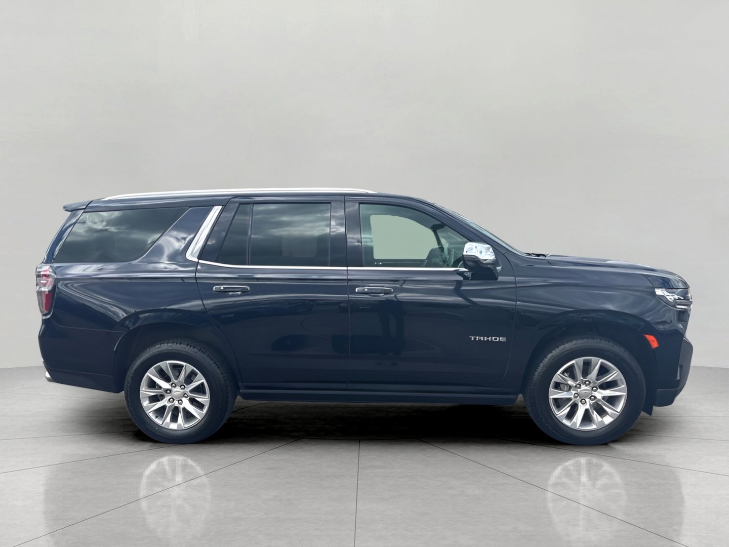 Used 2023 Chevrolet Tahoe Premier w/ Premium Package AWD/4WD image 2