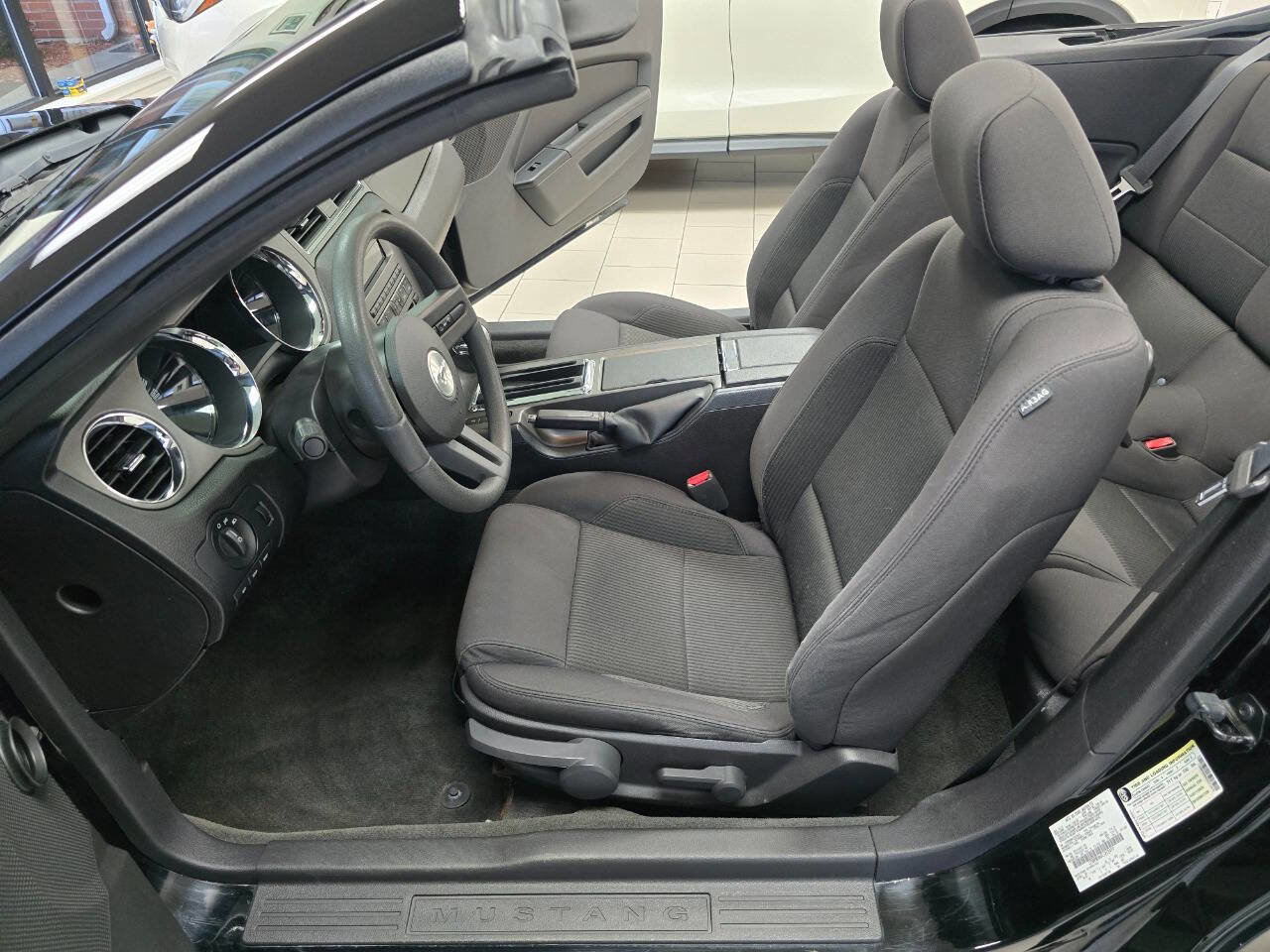 Used 2012 Ford Mustang Convertible image 31