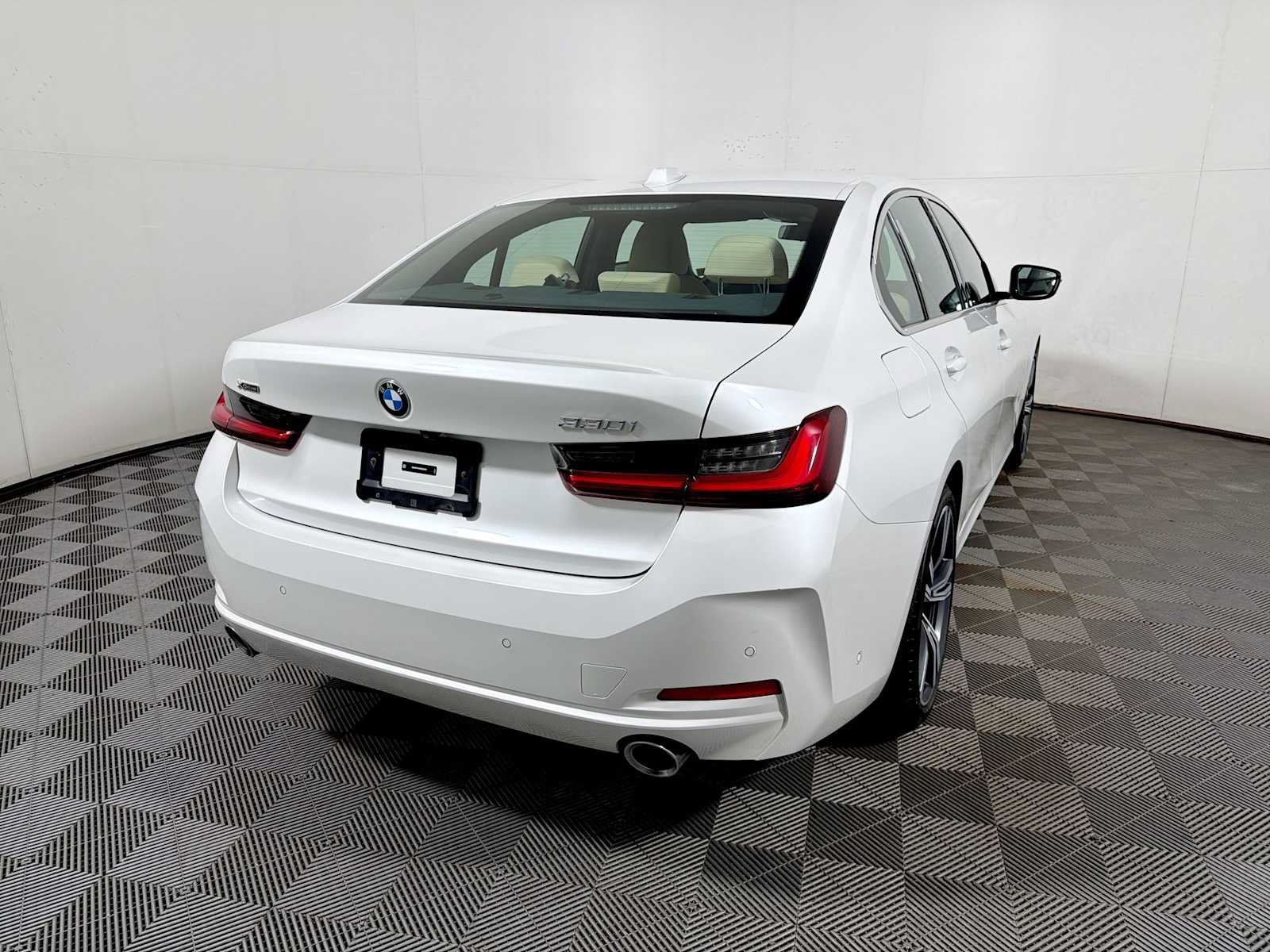 Used 2024 BMW 330i xDrive Sedan w/ Convenience Package AWD/4WD image 6