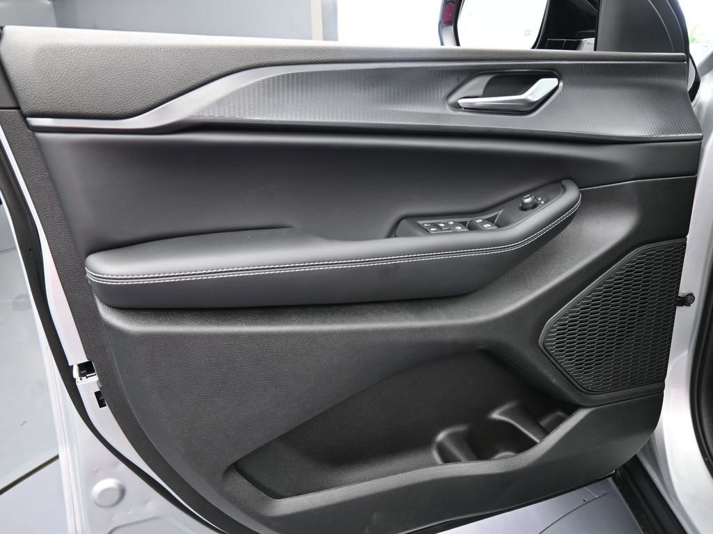 New 2025 Jeep Grand Cherokee Altitude image 16