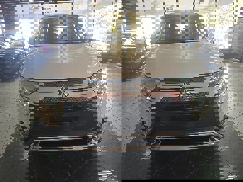 Used 2019 Mitsubishi Outlander SE image 2