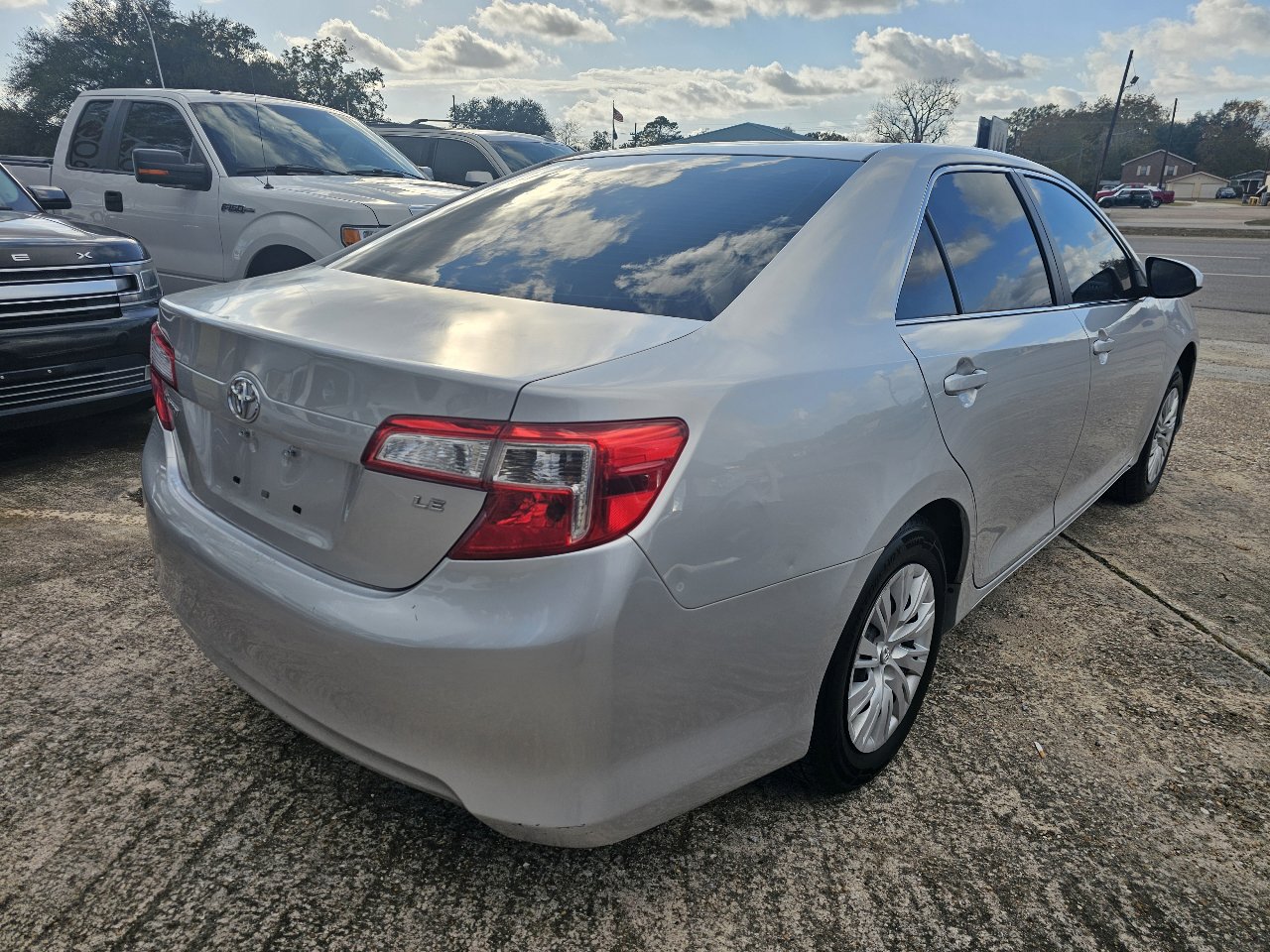 Used 2014 Toyota Camry L image 10