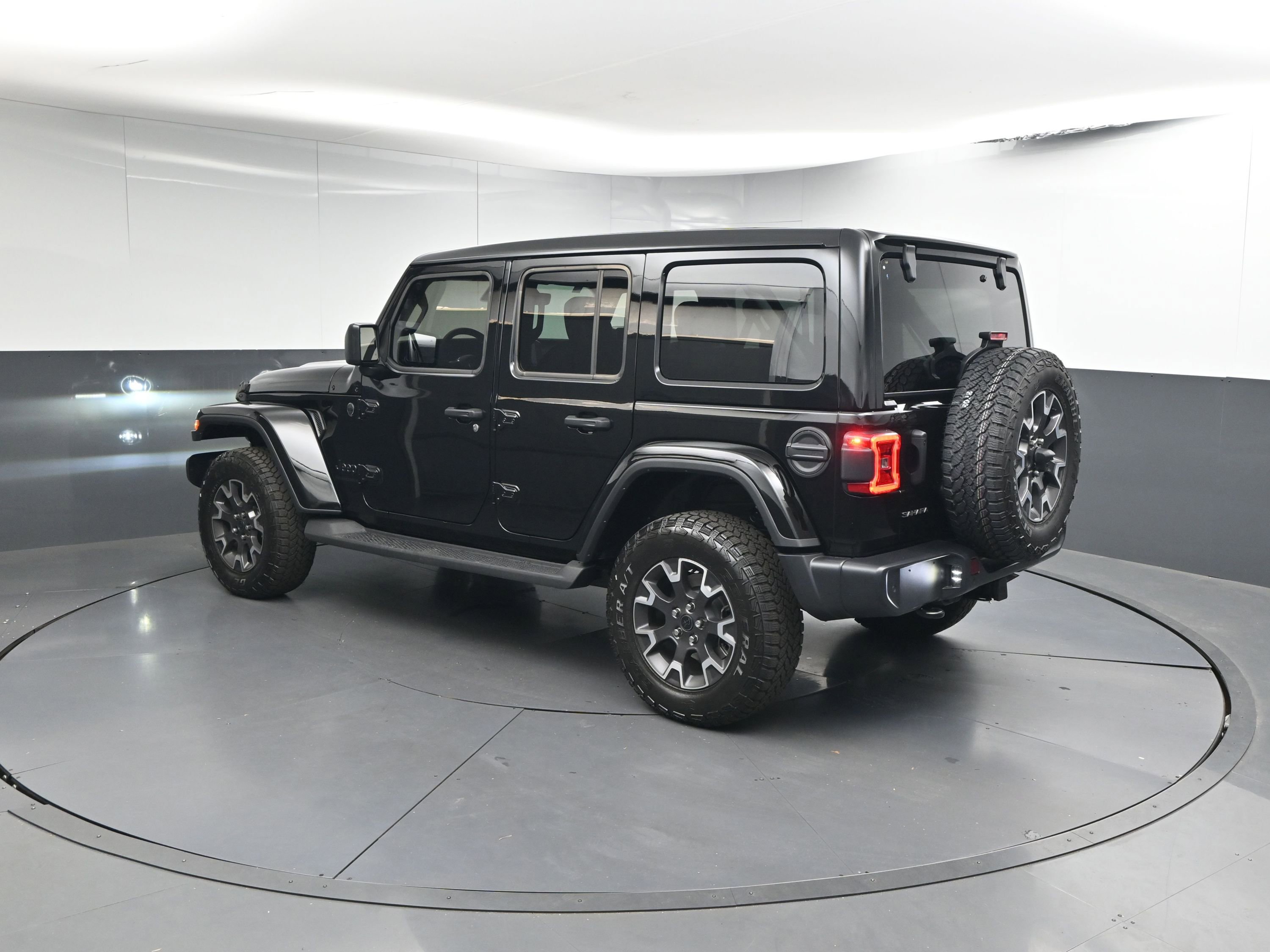 Used 2025 Jeep Wrangler Sahara image 3