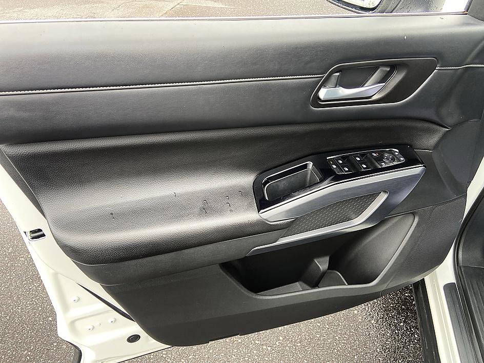 Used 2023 Nissan Pathfinder SL FWD image 9