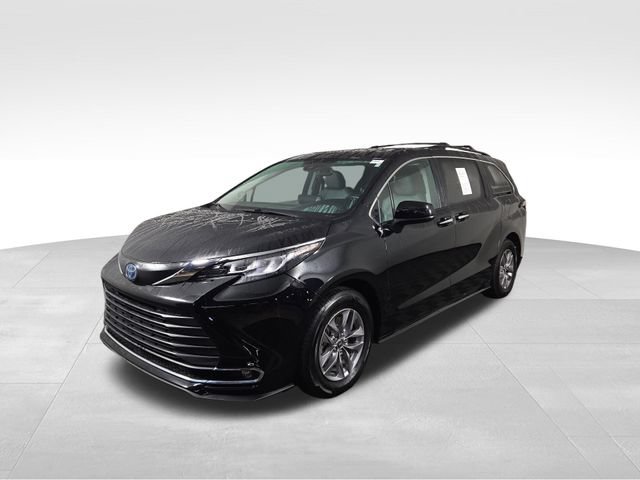 Used 2022 Toyota Sienna XLE w/ XLE Plus Package AWD/4WD image 2