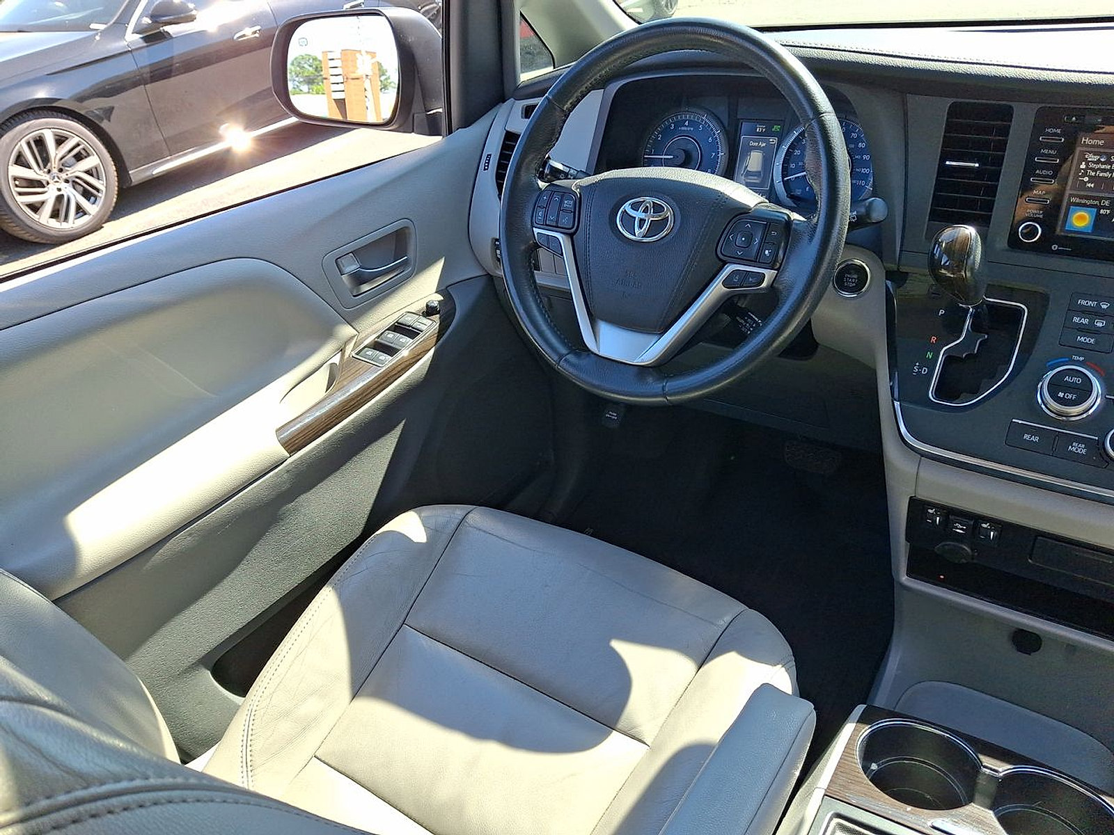 Used 2019 Toyota Sienna XLE w/ XLE Navigation Package FWD image 15
