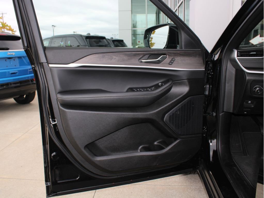 New 2025 Jeep Grand Cherokee Limited w/ Trailer Tow Package image 9